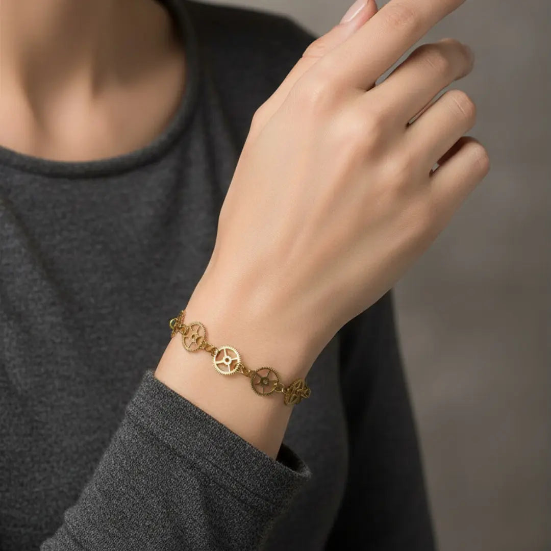bracelet fin engrenages dorés-ladanse des rouages-MA⚙︎CREAMAIN