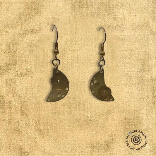 Boucles d'oreilles composée d'éléments de montres en laiton en forme de lune.
