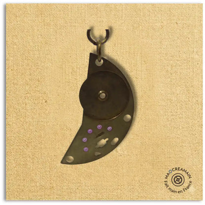 Boucles d'oreilles composée d'éléments de montres en laiton en forme de lune.