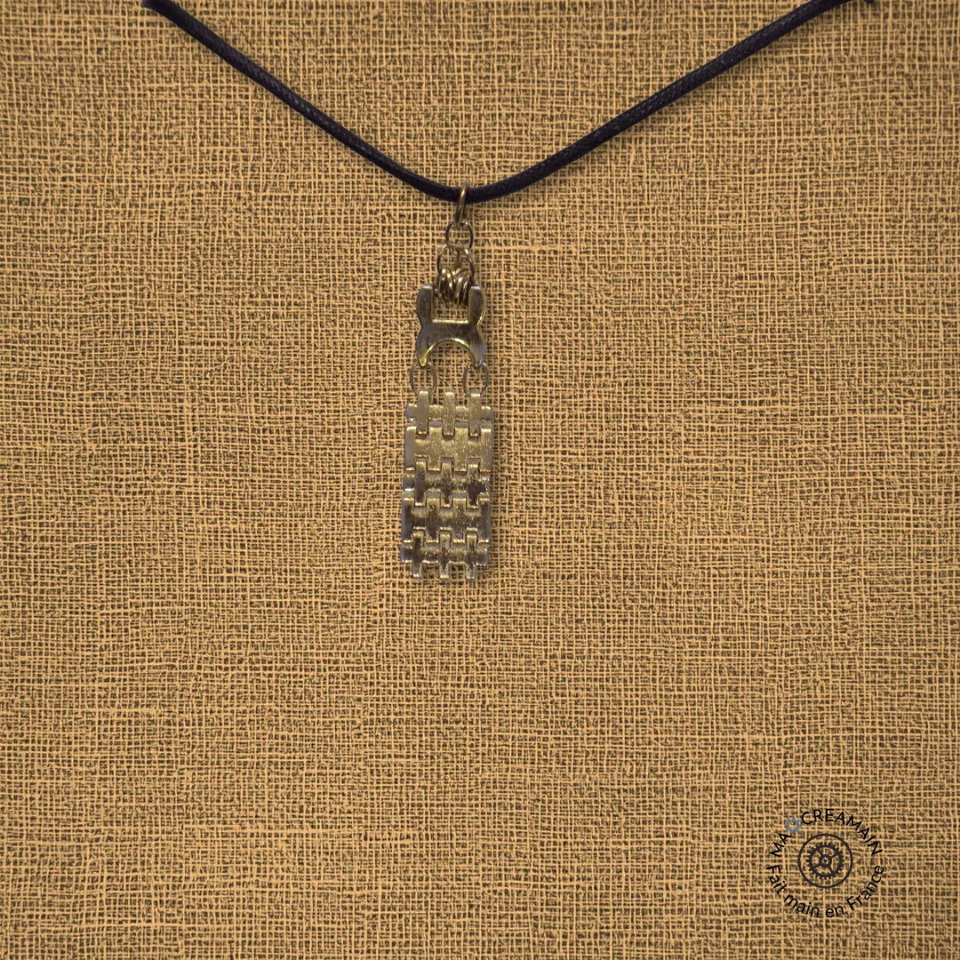 Pendentif : "La Maille Dorée"